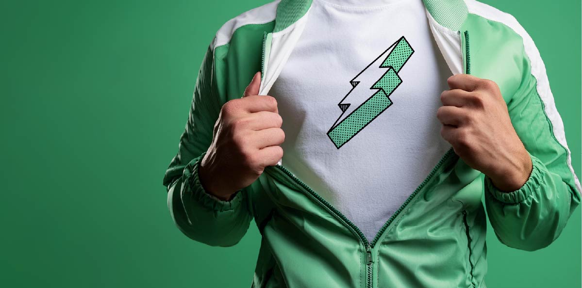 Bild eines Mannes mit T-Shirt und PhoneHero-Logo